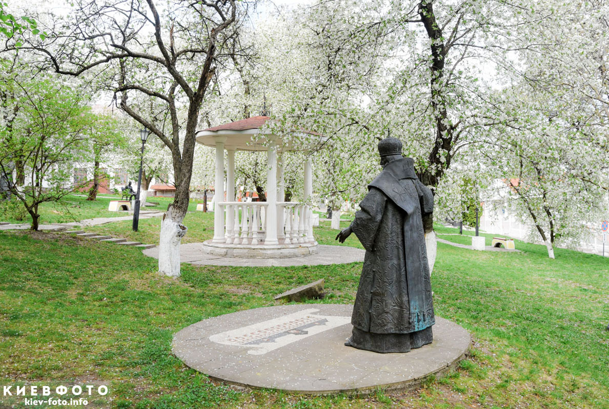 Памятник Петру Могиле в МАУП