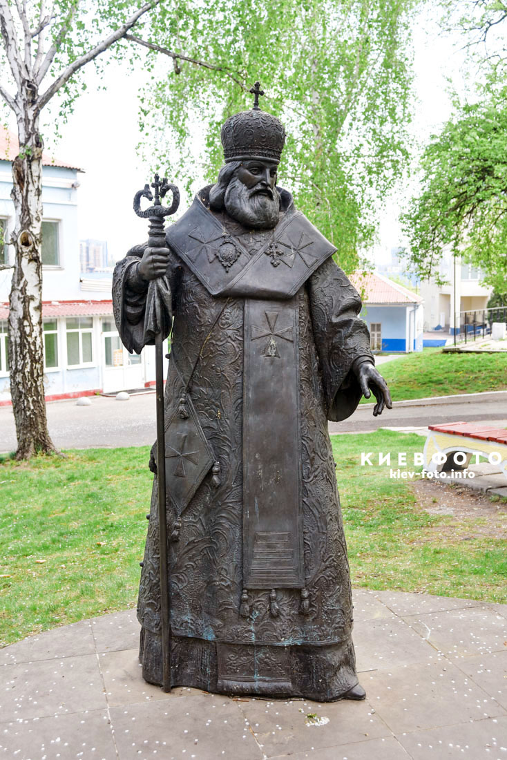 Памятник Петру Могиле в МАУП